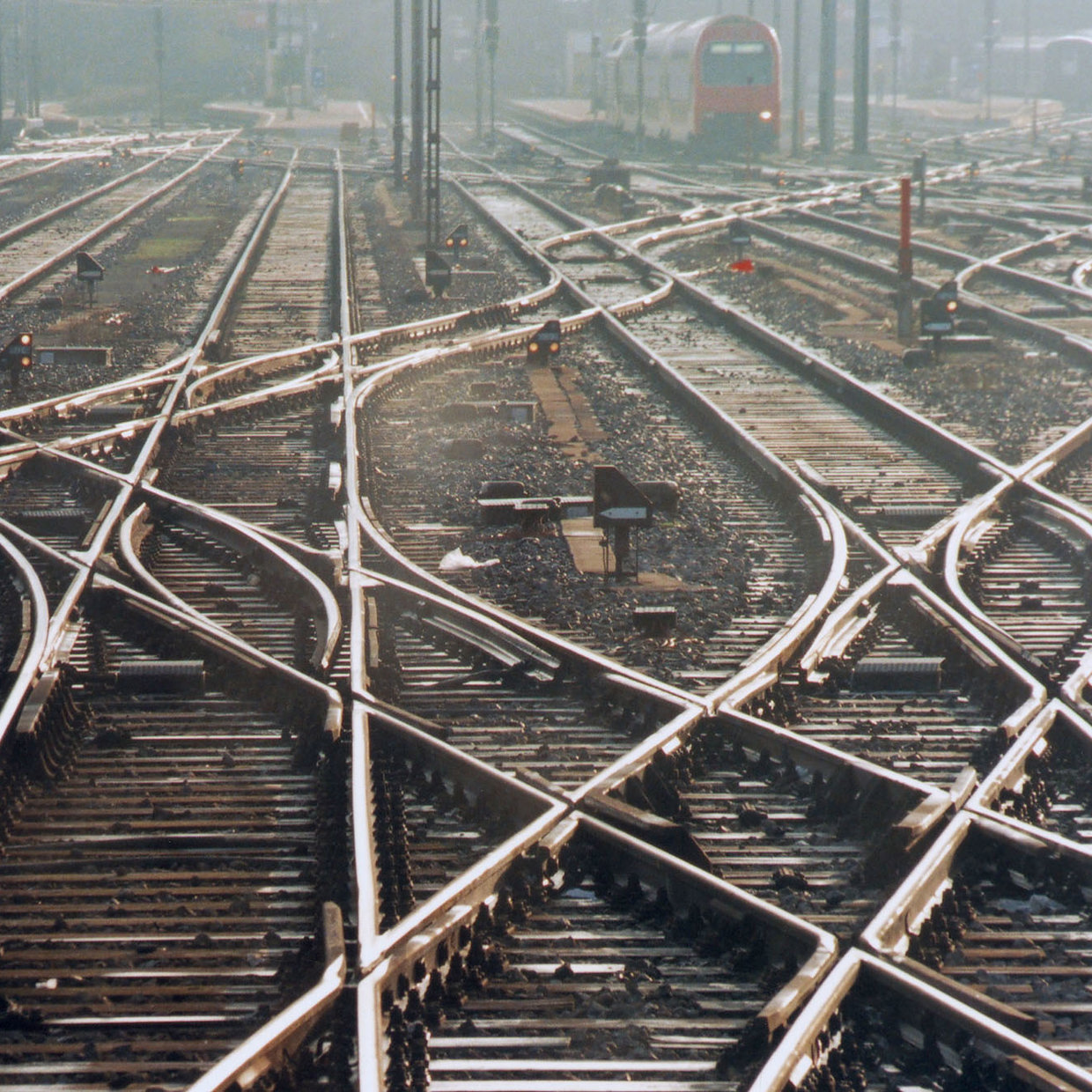 Bahn-Weichen, die in verschiedene Richtungen gehen